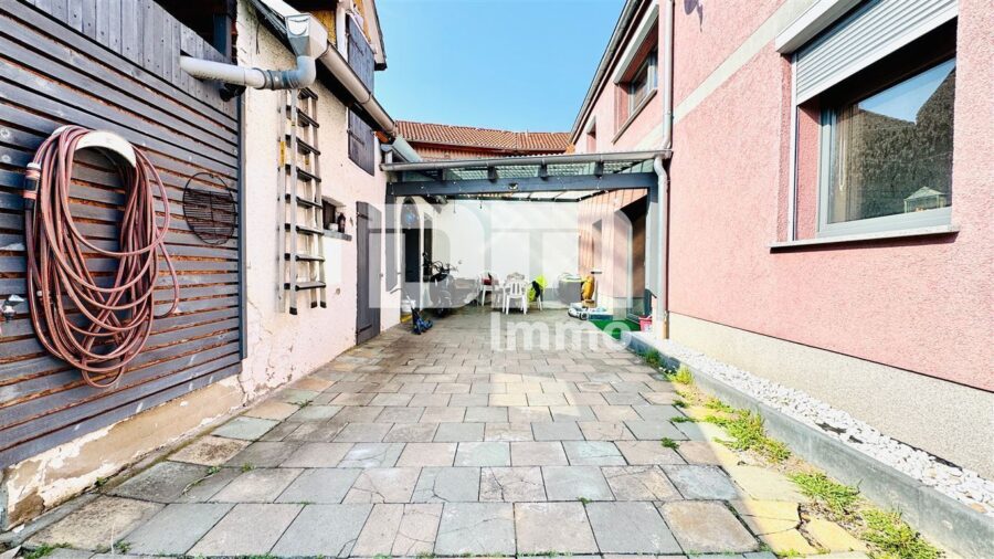Schönes Wohnhaus mit Doppelgarage, Terrasse und Nebengelass in Traumlage - Terrasse / teilüberdacht